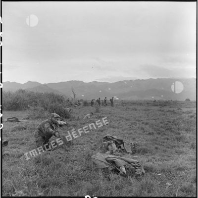 Les premiers parachutistes arrivés au sol installent des positions défensives autour de la dropping zone au cours de l'opération Castor dans la vallée de Diên Biên Phu.