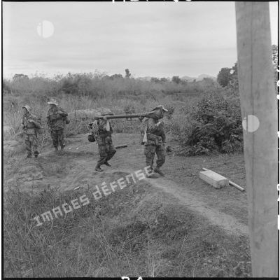 Des éléments du 35e régiment d'artillerie légère parachutiste (RALP) transportent un canon de 75 mm sans recul.
