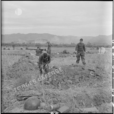Des artilleurs du 35e régiment d'artillerie légère parachutiste (RALP) installent un canon de 75 mm sans recul au cours de l'opération Castor à Diên Biên Phu.