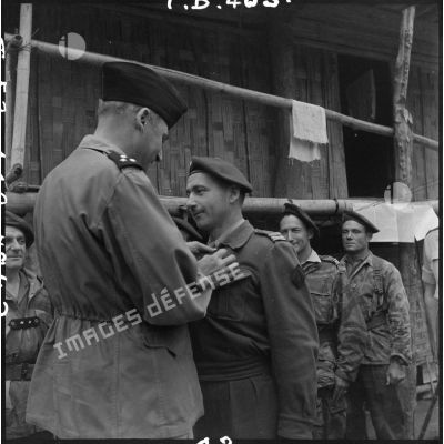 Remise de la Croix de guerre des TOE au lieutenant-colonel Ducournau par le général de division Cogny après l'opération castor.