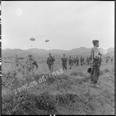Regroupement de parachutistes du 6e BPC (bataillon de parachutistes coloniaux), largués sur la DZ (dropping zone) Natacha dans le cadre de l'opération Castor sur Diên Biên Phu.