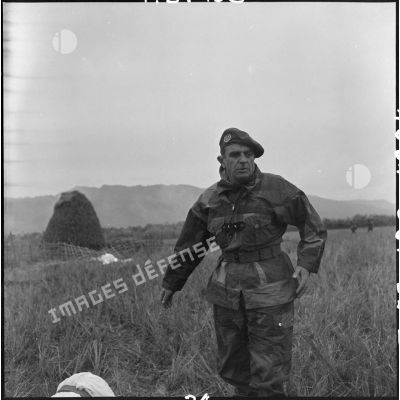 Le général de brigade Gilles repliant son parachute lors de l'opération Castor sur Diên Biên phu.