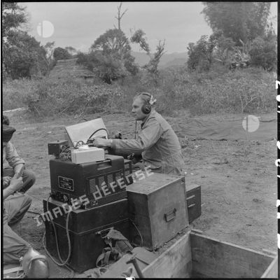 PC opérationnel d'une batterie de 75 mm SR parachutée dans le cadre de l'opération Castor sur Diên Biên Phu.