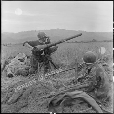 Mise en batterie d'un canon de 75 mm sans recul par un parachutiste du 35e RALP (régiment d'artillerie légère parachutiste), lors de l'opération Castor à Diên Biên phu.