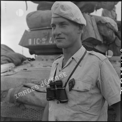 Portrait d'un maréchal des logis, chef de char du 1er chasseur du GB 2 (groupement blindé), lors de l'opération Camélia.