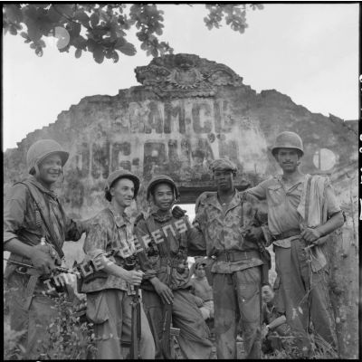 Un groupe de soldats posant lors de l'opération Camélia dans le secteur de Vong Tan.