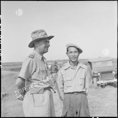 Un lieutenant-colonel du 5e REI (régiment étranger d'infanterie) et un sous-lieutenant commandant le poste de Phu My s'entretiennent.