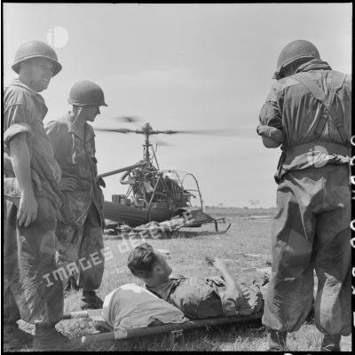 Evacuation sanitaire par hélicoptère Hiller 360 de soldats du 2e BEP (bataillon étranger de parachutistes) blessés lors de l'opération Brochet.