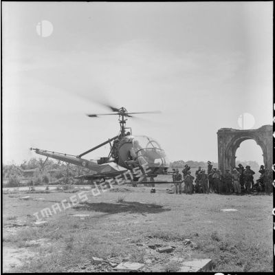 Evacuation sanitaire par hélicoptère Hiller 360 de soldats du 2e BEP (bataillon étranger de parachutistes) blessés lors de l'opération Brochet.