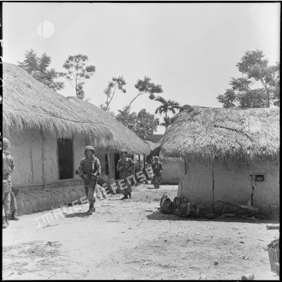 Traversée d'un village par les troupes du 2e BEP (bataillon étranger de parachutistes) lors de l'opération Brochet.