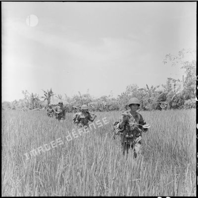 Progression d'éléments du 2e BEP (bataillon étranger de parachutistes) dans les rizières.