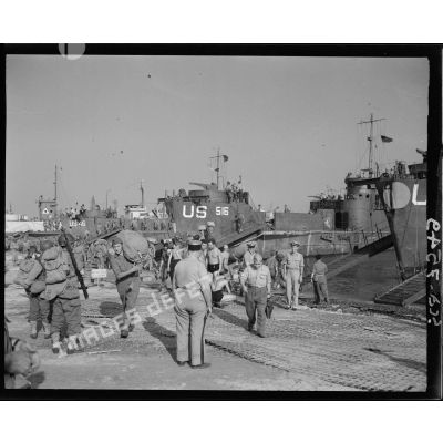 Débarquement des troupes de la 3e DIA (division d'infanterie algérienne) dans la baie de Saint-Tropez.