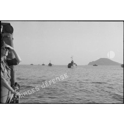 Dans la baie de Naples, des hommes du 1er Corps d'armée ont embarqué à bord de bâtiments LCI (landing craft infantry) en vue du débarquement allié sur les côtes de Provence (opération Anvil-Dragoon) en août 1944.