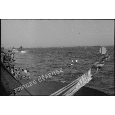 Parti de Naples, un convoi de navires transportant les hommes du 1er Corps d'armée fait route pour la France en vue du débarquement allié sur les côtes de Provence (opération Anvil-Dragoon) en août 1944.