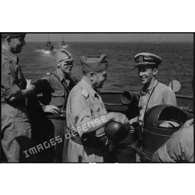 Partis de Naples, des officiers français et américains du 1er Corps d'armée à bord d'un transport de troupes font route pour la France en vue du débarquement allié sur les côtes de Provence (opération Anvil-Dragoon) en août 1944.