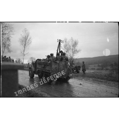 Une colonne de véhicules, half-tracks, jeeps, chars Sherman... de la 1re armée française s'étire sur les routes boueuses en direction de Mulhouse.