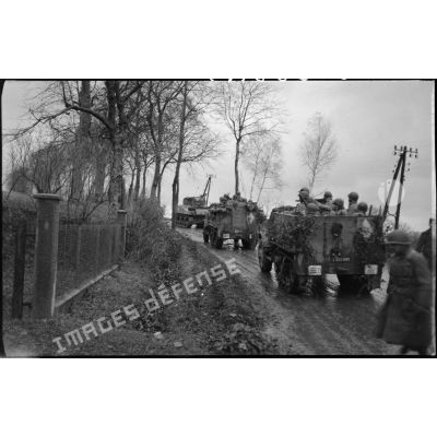 Une colonne de véhicules, half-tracks, jeeps, chars Sherman... de la 1re armée française s'étire sur les routes boueuses en direction de Mulhouse.