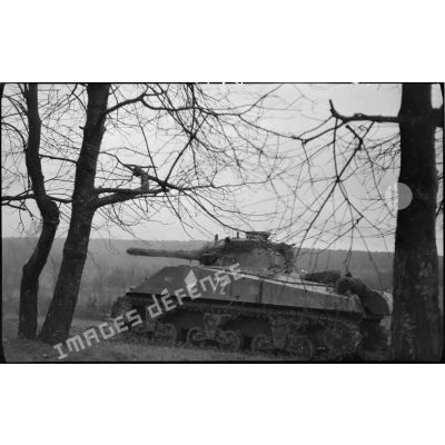 Le char Sherman M4A4 "Ney" du 4e escadron du 1er régiment de cuirassiers (5e division blindée) progresse, dans une colonne de véhicules de la 1re armée française, en direction de Mulhouse.