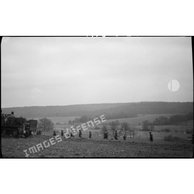 Une colonne de troupes à pied et de véhicules de la 1re armée française, tandis qu'elle se dirige vers Mulhouse (Haut-Rhin), est ralentie par une contre-attaque allemande à hauteur de Faverois (Territoire de Belfort).