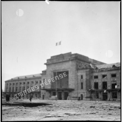 La gare de Mulhouse, surmontée d'un drapeau français, libérée par les troupes de la 1re armée française le 21 novembre 1944.
