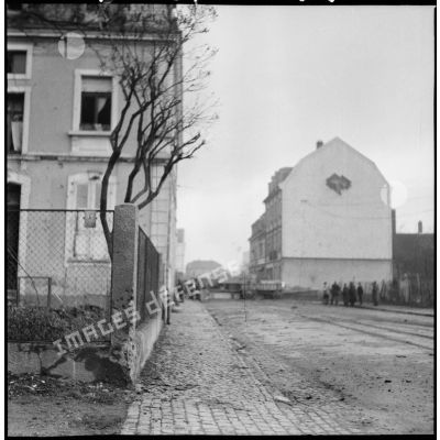 Une des quatre casernes de Mulhouse, où se sont retranchées les troupes allemandes, investie par les unités de la 1re armée française le 23 novembre 1944.