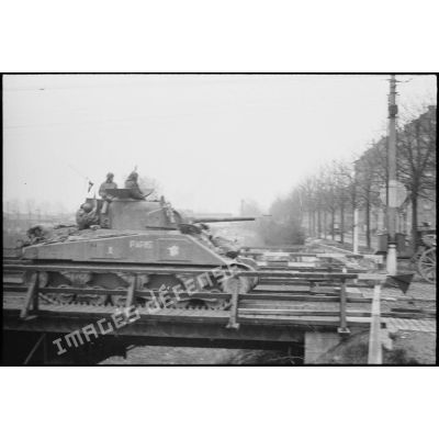 Le char Sherman "Paris" du 64e RA (régiment d'artillerie) qui fait partie du Groupement tactique Rémy, entre dans Strasbourg (Bas-Rhin).