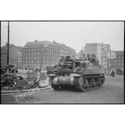 Un char léger de la 2e DB revenant du quartier de Neudorf et se dirigeant vers le centre ville de Strasbourg.