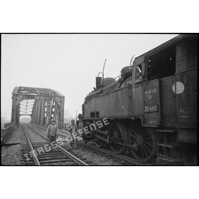Locomotive allemande de la Deutche Reichsbahn (les chemins de fer du Reich) devant un pont ferroviaire à Strasbourg.