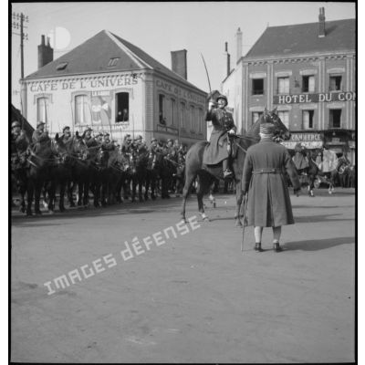 Au cours d'une prise d'armes, à l'arrivée du général d'armée André Corap, commandant la 9e armée, les officiers d'une unité de cavalerie présentent les sabres.