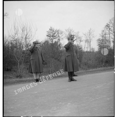 Les généraux d'armée Maurice Gamelin, commandant en chef des forces françaises et André Corap, commandant la 9e armée, saluent les troupes lors du défilé à l'issue d'une prise d'armes sur la D119, entre Hirson et Eppe-Sauvage, à proximité de la frontière franco-belge.