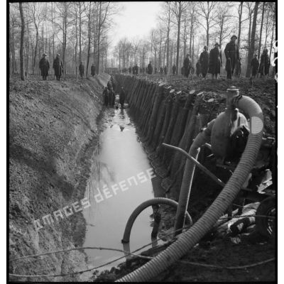 Canal creusé par des soldats sur le front de la 9e armée