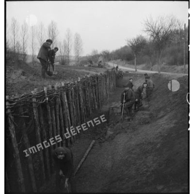 Soldats construisant une tranchée sur le front de la 9e armée.