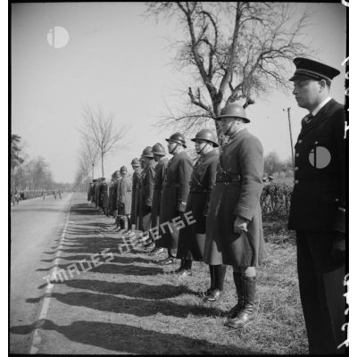 Soldats alignés le long d'une route lors de la visite du général Gamelin à la 9e armée.