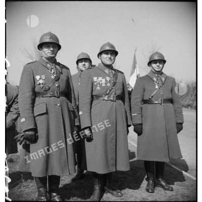 Artilleurs, dont un sous-lieutenant et deux capitaines, décorés lors de la visite du général Gamelin à la 9e armée.