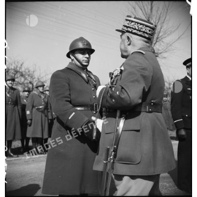 Le général Corap remettant des décorations au cours d'une cérémonie militaire.