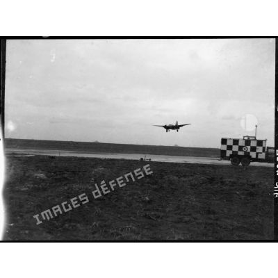 Atterrissage d'un bombardier léger Douglas Boston Mk III du groupe de bombardement Lorraine.