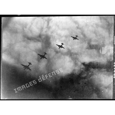 Vol en formation de bombardiers légers Douglas Boston Mk III du groupe de bombardement Lorraine.
