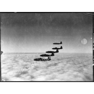 Vol en formation "echelon starboard" de bombardiers légers Douglas Boston Mk III du groupe de bombardement Lorraine.