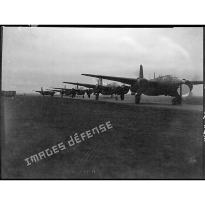 Des bombardiers légers Douglas Boston Mk III du groupe de bombardement Lorraine sont au roulage vers la piste d'envol pour un départ en mission sur l'Allemagne.