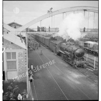 Un train, dont la locomotive est du type 141, entre en gare de Massy.