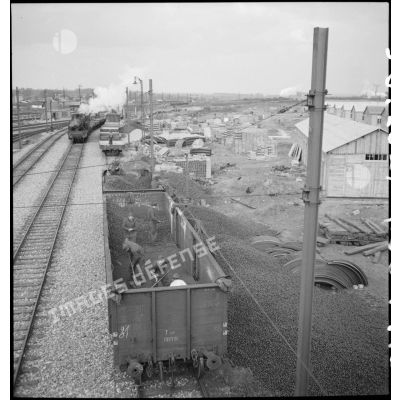 Des soldats vident des wagons de houille près de la gare ferroviaire de Massy.