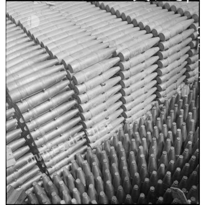 Plan général d'obus alignés et rangés dans un atelier de l'usine de munitions.