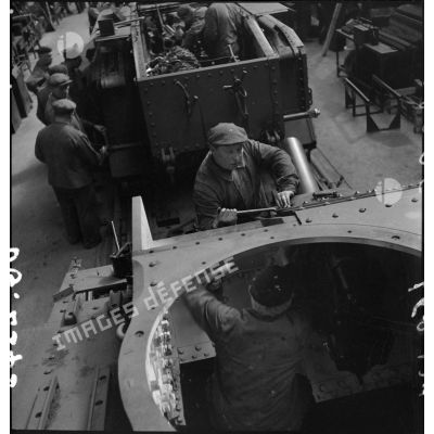 A l'atelier d'Issy-les-Moulineaux des ouvriers travaillent sur une chaîne de montage de char B1 bis.