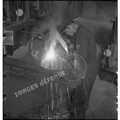 A l'atelier d'Issy-les-Moulineaux un ouvrier effectue une soudure.