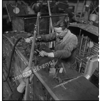 A l'atelier d'Issy-les-Moulineaux deux ouvriers perforent une plaque de blindage d'un char B 1 bis.