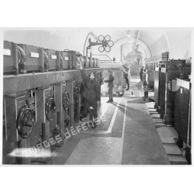 Usine de production électrique de l'ouvrage du Hackenberg : des sapeurs électromécaniciens du 2e régiment du génie (RG) veillent à la bonne marche des installations dans la cellule dite de haute tension de l'ouvrage.
