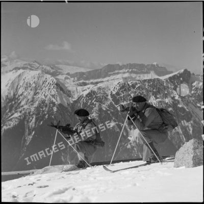Eclaireurs skieurs du 199e bataillon de chasseurs de haute montagne (BCHM) en position de tir au-dessus de Chamonix.