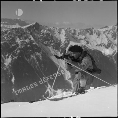 Eclaireur skieur du 199e BCHM en position de tir au-dessus de Chamonix.