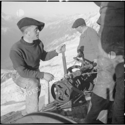 Photographie de groupe de chasseurs alpins à la station supérieure du téléphérique du col du Midi en construction.