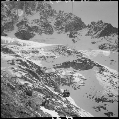 Plan général de la benne du téléphérique du col du Midi en construction qui transporte deux chasseurs alpins.